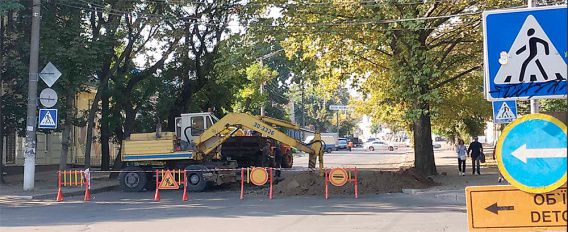 На улице Московской роют новую яму: водителей просят не мешать работам