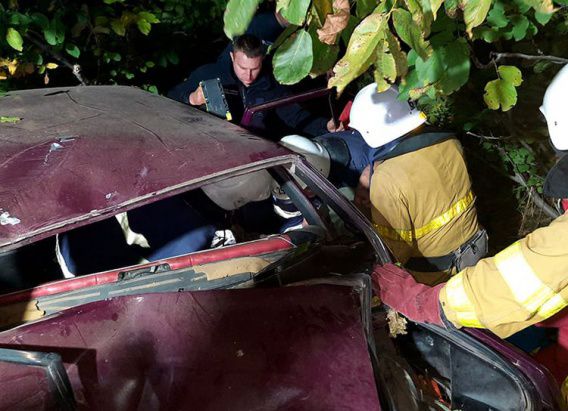 Авария под Первомайском: из покореженного ВАЗа водителя вырезали спасатели