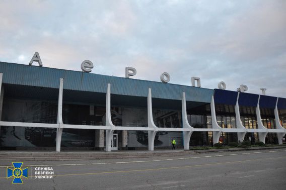 В Николаевском аэропорту задержали украинцев, причастных к переправке нелегальных мигрантов в Евросоюз