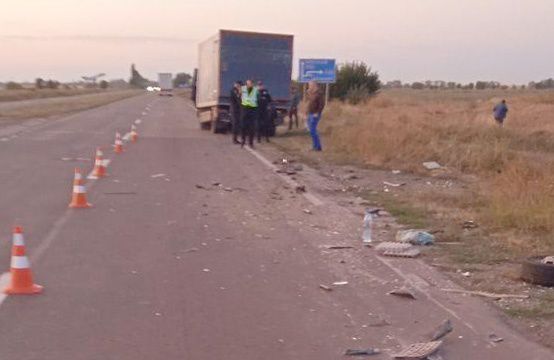 Под Баловным Sprinter врезался в грузовичок, остановившейся на обочине для смены колеса