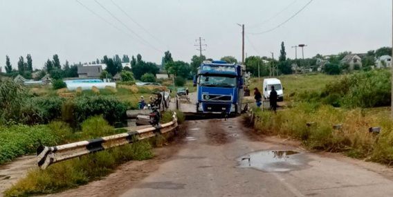 Фура опять утопила понтонный мост в Пересадовке