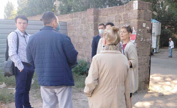 Чиновники решают, как на рынке «Факел» сносить забор и самовольную постройку, которой уже присвоен адрес