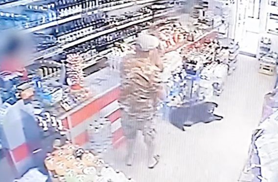 Продавщица, у которой в ларьке застрелили дворнягу, попробовала через суд получить статус потерпевшей