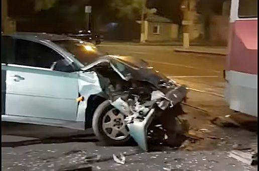 В Николаеве Opel впечатался о трамвай (фото, видео)