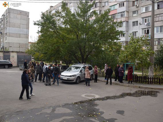 Вчера на Намыве в Николаеве из окон 14-этажного дома валил густой дым