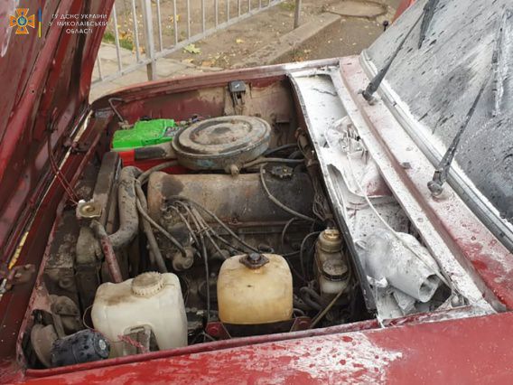 В центре Николаева сгорели красные «жигули»