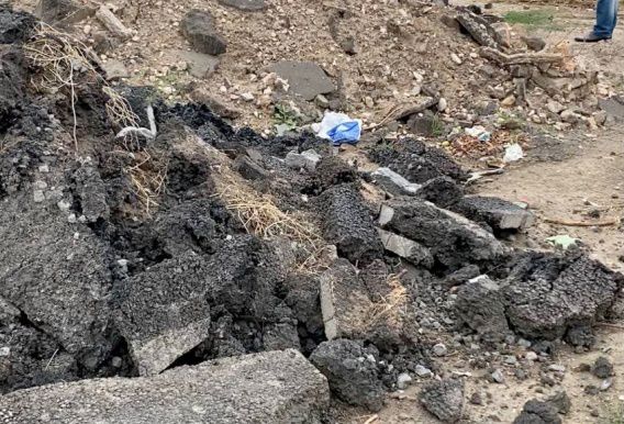 На улице Дачной устроили стихийную свалку для снятого с дорог асфальта