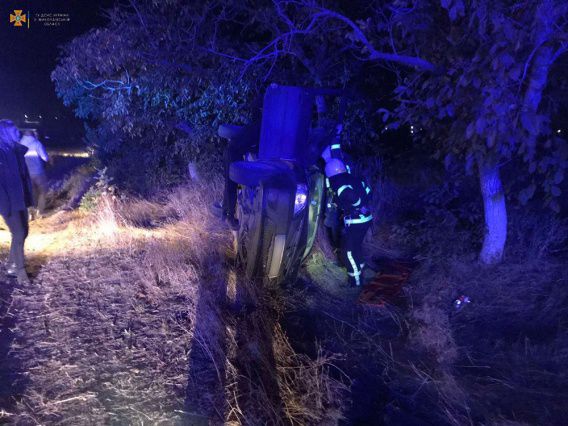 Сегодня в полночь под Николаевом перевернулся легковой автомобиль