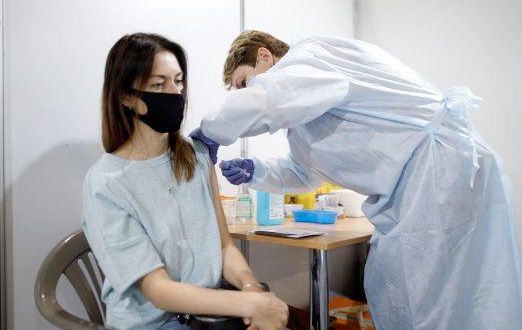 Не принудительная, но обязательная: за отказ от вакцинации сотрудника отстранят без сохранения зарплаты