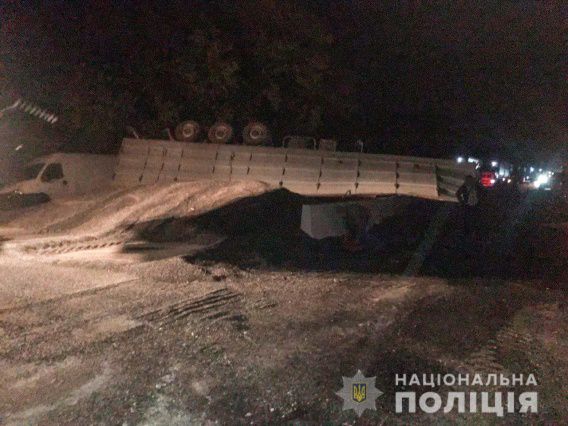 Появились видео и фото автомобиля DAF, который устроил громадную пробку на дороге в Николаевской области
