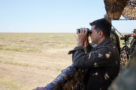 На Широком лане Зеленский наблюдал за масштабными учениями и пообедал в солдатской столовой