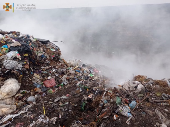 В Николаевской области тушить пожар на свалке приехала военная техника