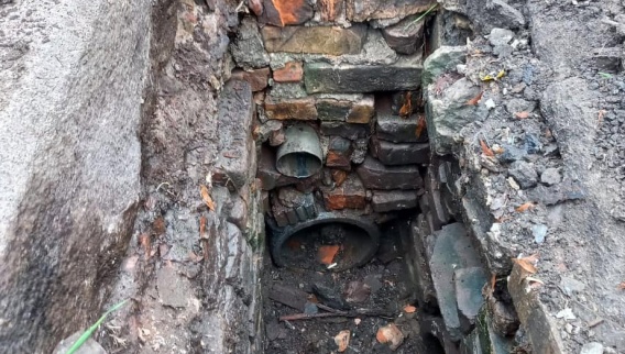 Несанкционированную врезку в дождеприемник обнаружили у торгового центра в Заводском районе