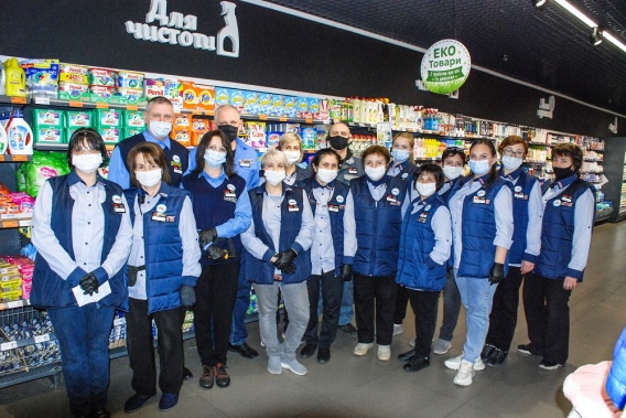 Сеть «АТБ» вакцинировала почти всех своих сотрудников и выдает им специальные значки