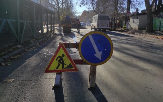 Ремонт дороги на 3-й Слободской «замедляют» припаркованные на обочинах машины