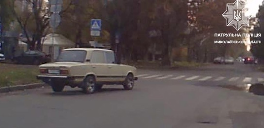 Николаевская полиция просит помочь найти ВАЗ, который скрылся с места аварии