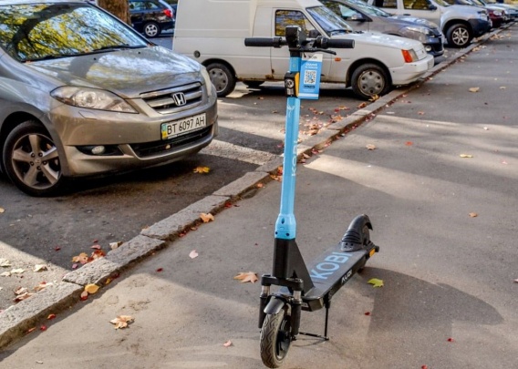 Крадут из-за аккумуляторных батарей: еще один николаевец позарился на прокатный электросамокат