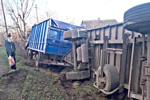 В Новой Одессе перевернулся автопоезд: водитель уснул за рулем