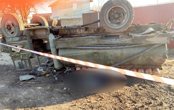 Перевернувшийся грузовик раздавил женщину-пешехода на трассе возле Садов