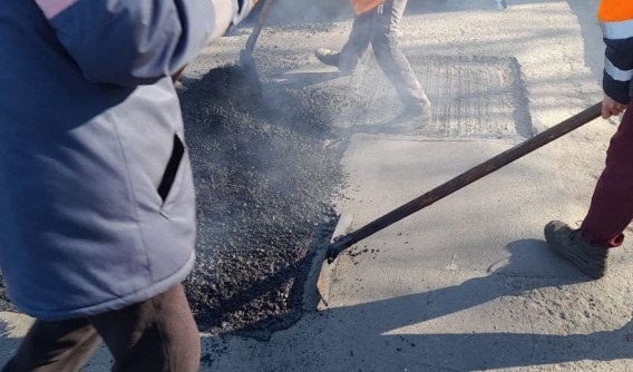 На Херсонском шоссе маскимально быстро асфальтируют ямы