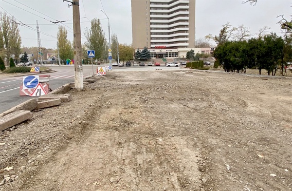 Полквартала за полмиллиона: на тротуаре возле Центрального стадиона уложат плитку