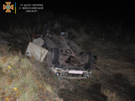 Ночью на трассе под Николаевом в машине разбились насмерть двое деток и водитель