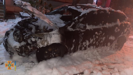 Ночью в Николаеве на улице сгорела «Мазда»