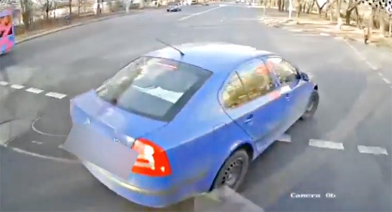 В Николаеве водитель легковушки пытался проскочить в поворот перед новым троллейбусом