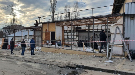 В Николаеве убрали наливайку, установленную за школьным забором