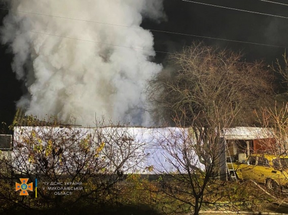Ночью под Николаевом огнеборцы из пылающего здания выносили канистры с бензином и газовые баллоны