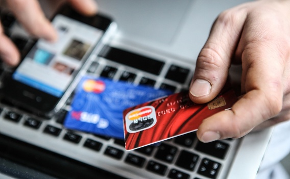 Мошенники выманили у николаевской женщины банковскую карточку и крупную суммой денег