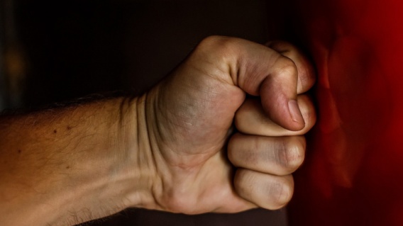 Школьники, отдыхавшие в сауне, избили и надругались над взрослой женщиной