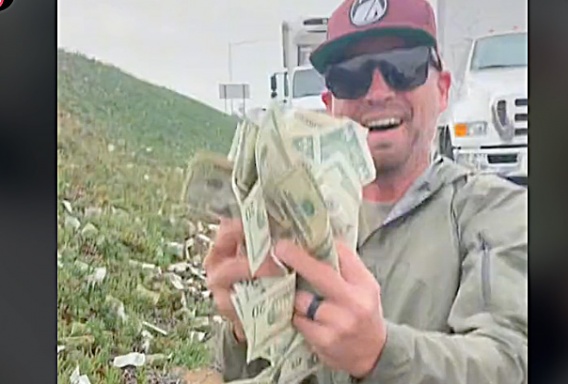 Трассу возле Сан-Диего в Калифорнии засыпало долларами