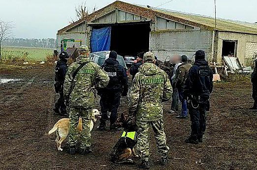 Мачете, винтовки, пистолеты и боезапас: николаевская полиция нашла мини-фабрику по производству наркотиков