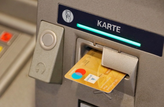 Как с банковских счетов украинцев за долги исчезают деньги