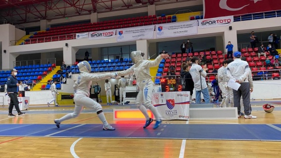 Николаевские саблистки Тульчевская и Василенко фехтовали в Стамбуле за кадетскую сборную Украины