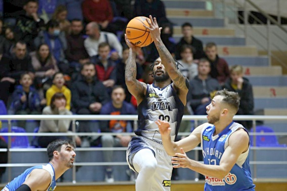 «Харьковские соколы» побеждают МБК «Николаев»