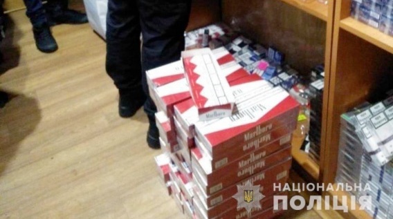 В скромном киоске на Центральном рынке в Первомайске нашли контрафактные сигареты на 210 тысяч гривен