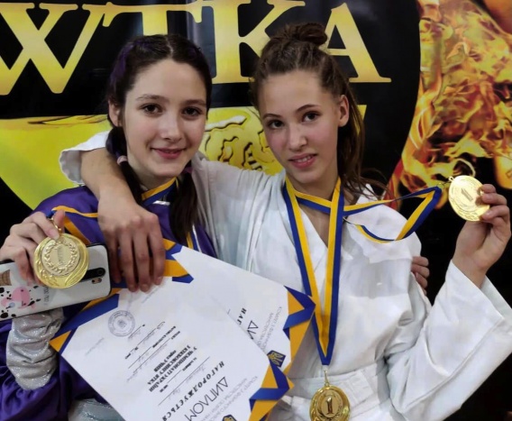 Виктория Вишневская и Виктория Гольтер из Николаева выграли студенческий чемпионат Украины по кикбоксингу