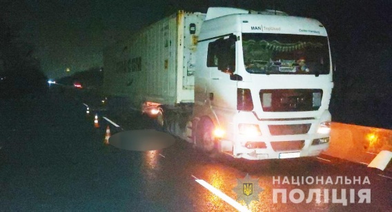 Под Николаевом под колесами фуры погиб человек
