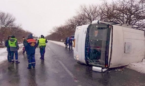 На трассе М-14 из-за льда перевернулась маршрутка с пассажирами