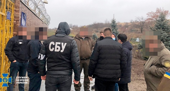 СБУ задержала двух начальников из Арбузинской колонии, которые обложили данью заключенных