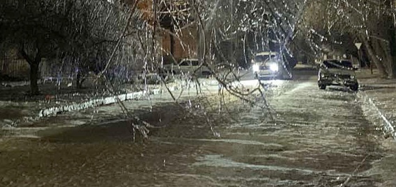 В Николаеве «скорая» по пути на вызов не смогла выехать со скользкого перекрестка