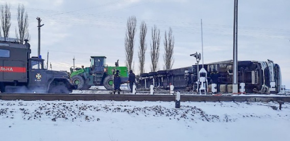 Перевернувшаяся фура перекрыла железнодорожный переезд на трассе Н-11