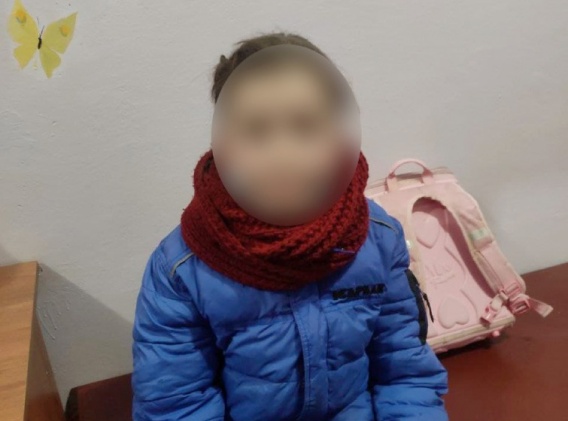 10-летняя девочка с бронхитом просила под аптекой подаяние на лекарство