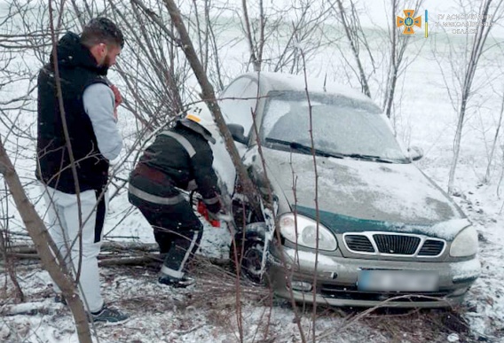 «Деу» соскользнул в кювет возле Себино и застрял в деревьях: машину пришлось выпиливать