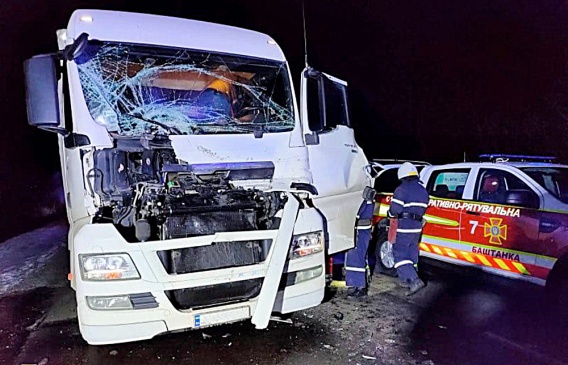 В Баштанке столкнулись фуры: одного водителя пришлось вырезать из кабины