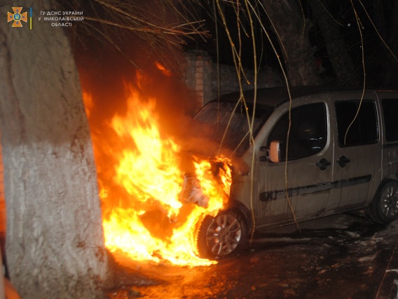 Вчера ночью в Николаеве полыхал легковой автомобиль