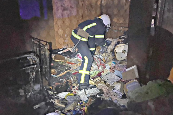 Всех жильцов в подъезде эвакуировали из-за пожара в захламленной квартире в доме по Океановской