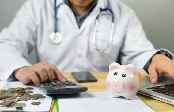 Больше всего на ковид-доплатах заработали главврачи и замы, получающие в 18 раз больше рядовых медиков